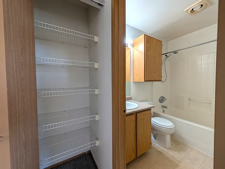 Rowan Grove Apts — Photo 39