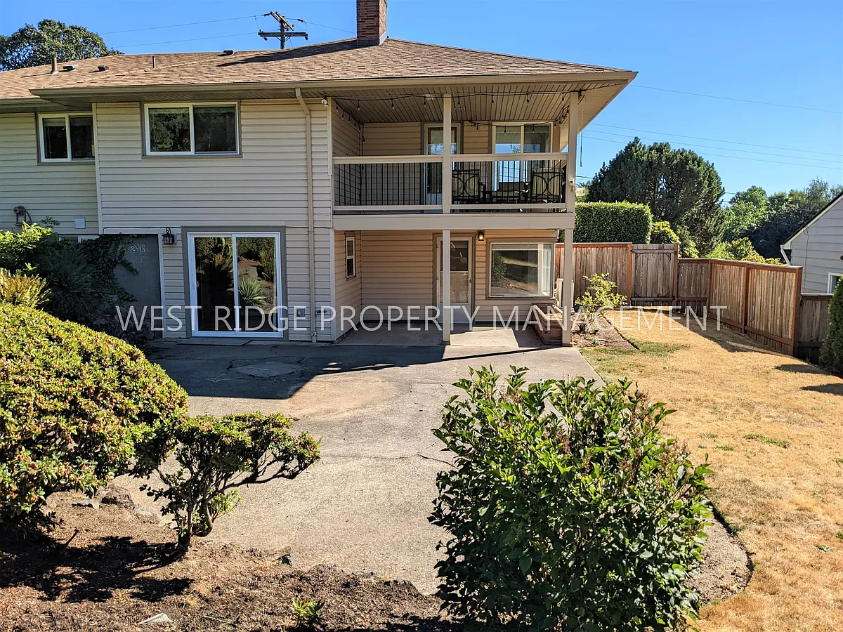 Building Photo - 4625 SW Pendleton St
