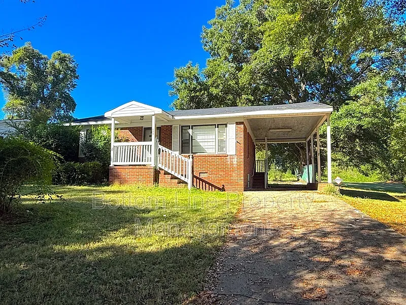 3 bed, 1.0 bath, 900 sqft, $1,400 — Photo 1