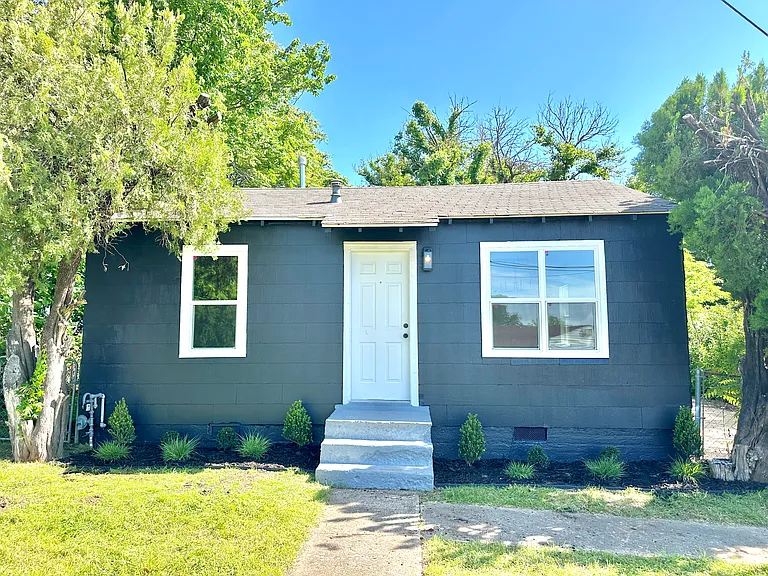 1008 E King Pl — Photo 2