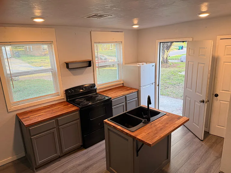 1224 Bellevidere Dr — Photo 3