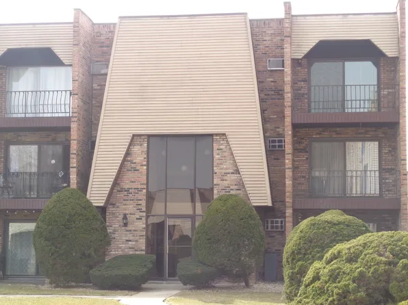 7318 Blackstone Ave APT 17, Justice, IL 60458
