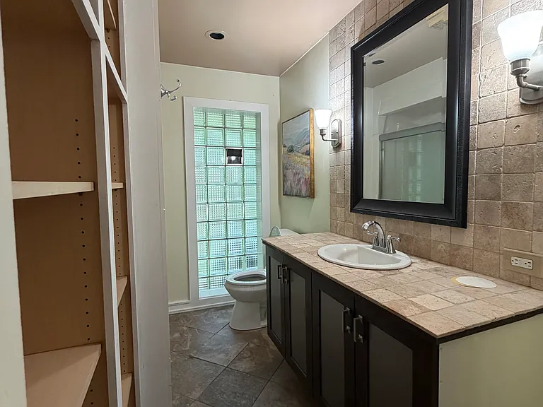 17W571 Riordan Rd — Photo 8