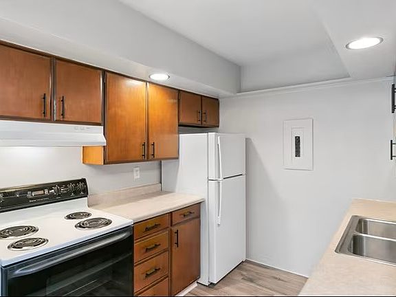 4th image of 315 E South St #23