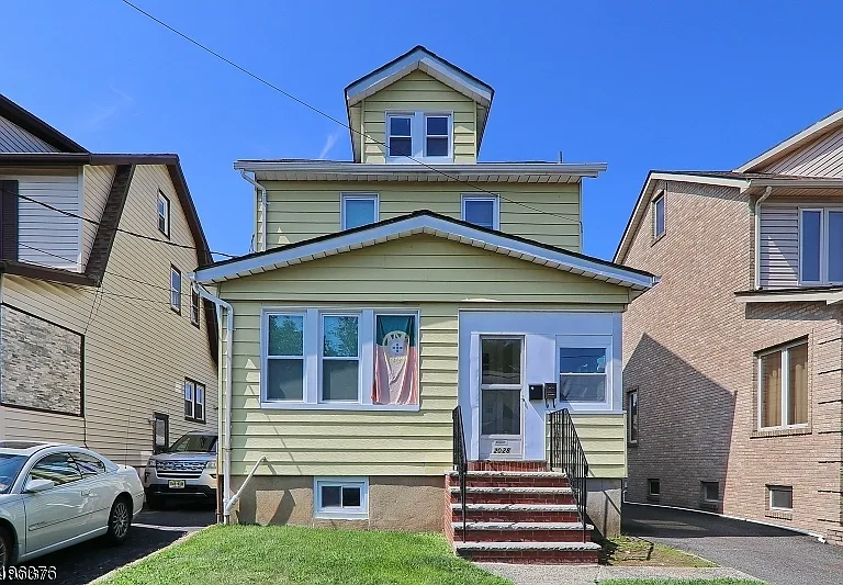 2028 Gless Ave — Photo 1