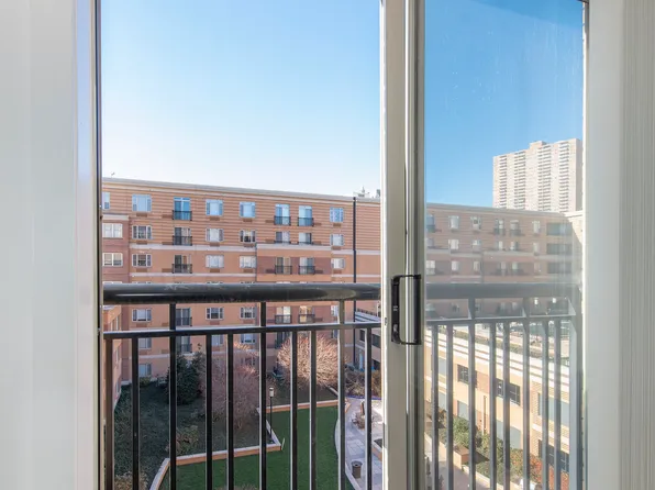 55 Riverwalk Place image 5 of 38