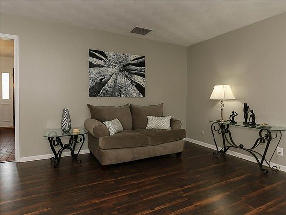 3rd image of 303 Narcissus Dr