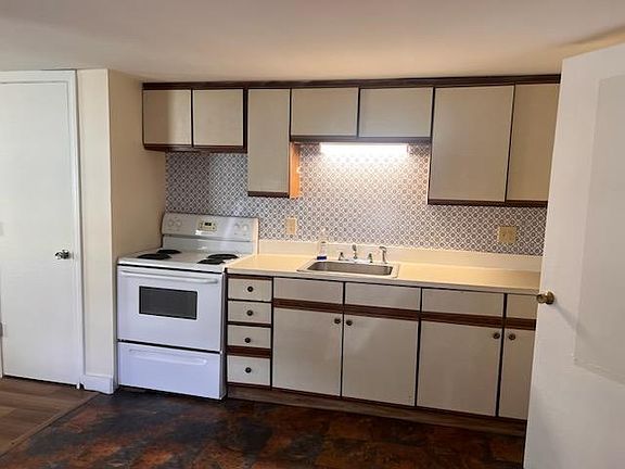 4th image of 14 Hoyt Ln #14B