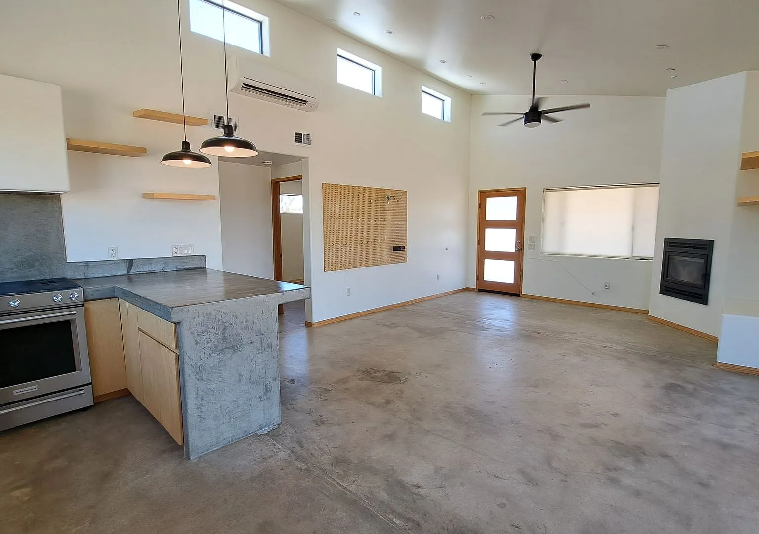 Modern 1 Bedroom — Photo 4