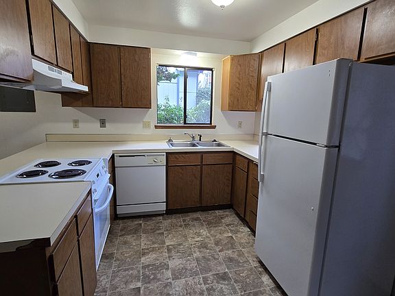 2nd image of 904 Eastside St SE