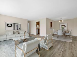 152 Heidel Rd APT 5, Mequon, WI 53092