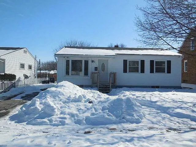 1938 Metz Ave photo 1