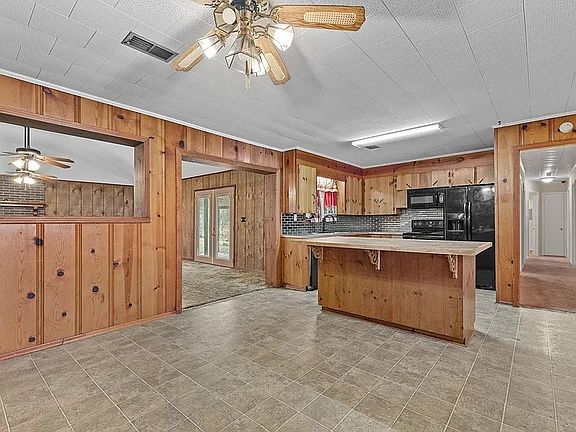 3rd image of 809 Maxwell Dr