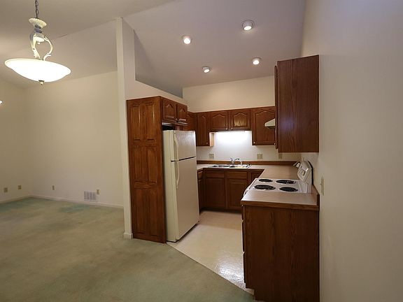 4th image of 112 W Hamtramck St