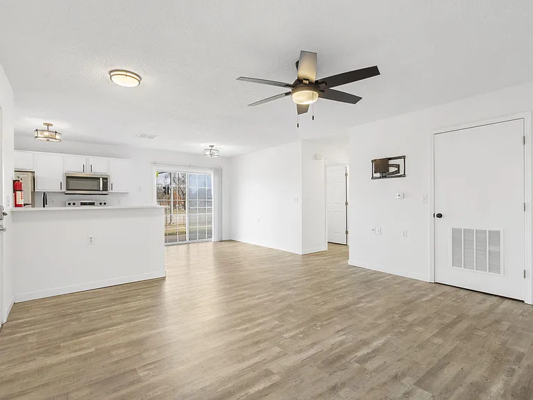 640 E Sunset St — Photo 5
