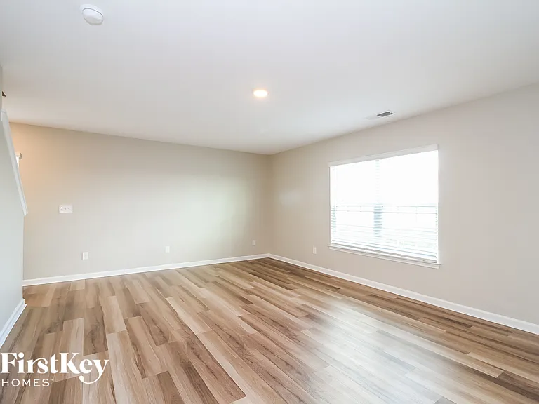 281 Estelle Dr — Photo 3