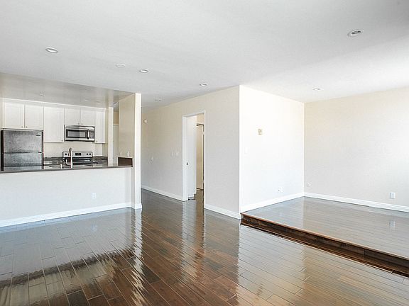 5th image of 724 N West Knoll Dr #314