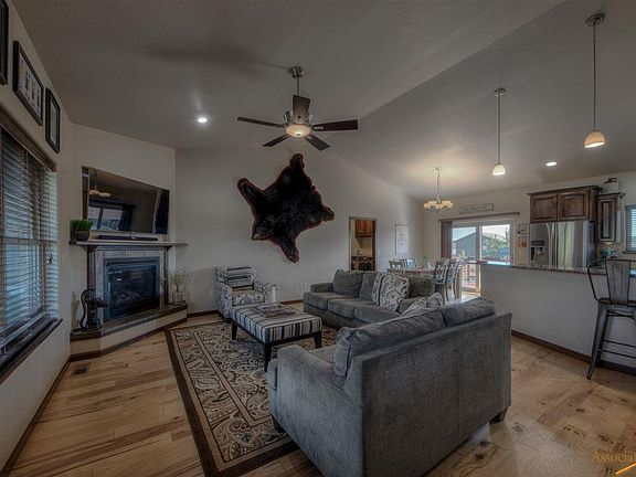 3rd image of 7270 Castlewood Dr