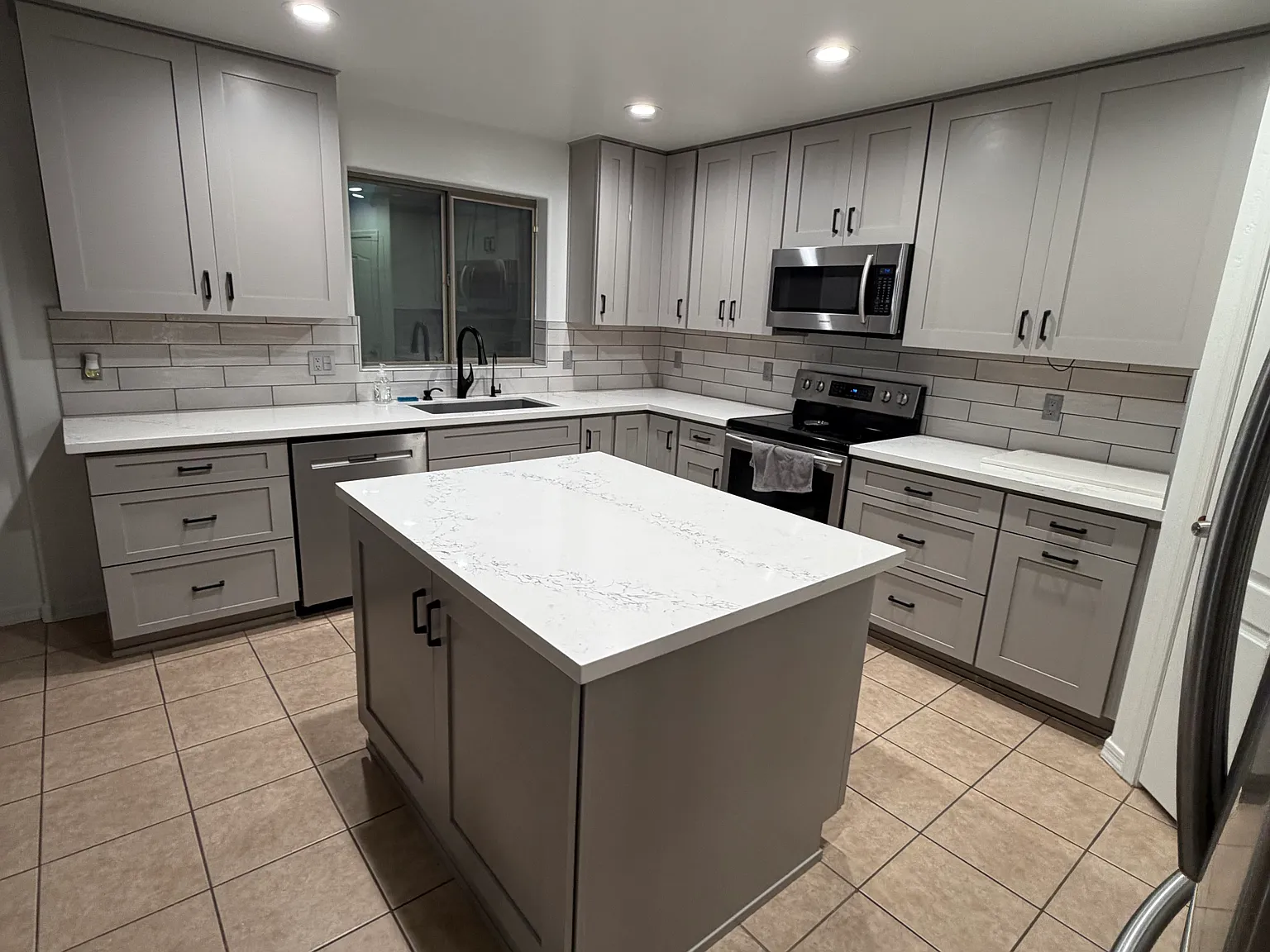 4 bed, 2.5 bath, 2436 sqft, $800 — Photo 2