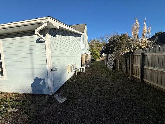 3rd image of 116 Lake Manor Dr