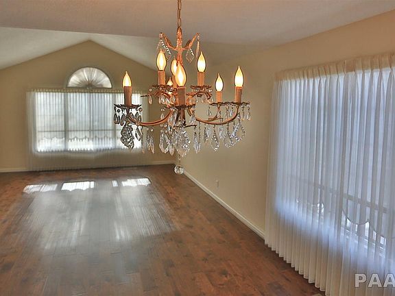 4th image of 811 W Country Meadows Ln