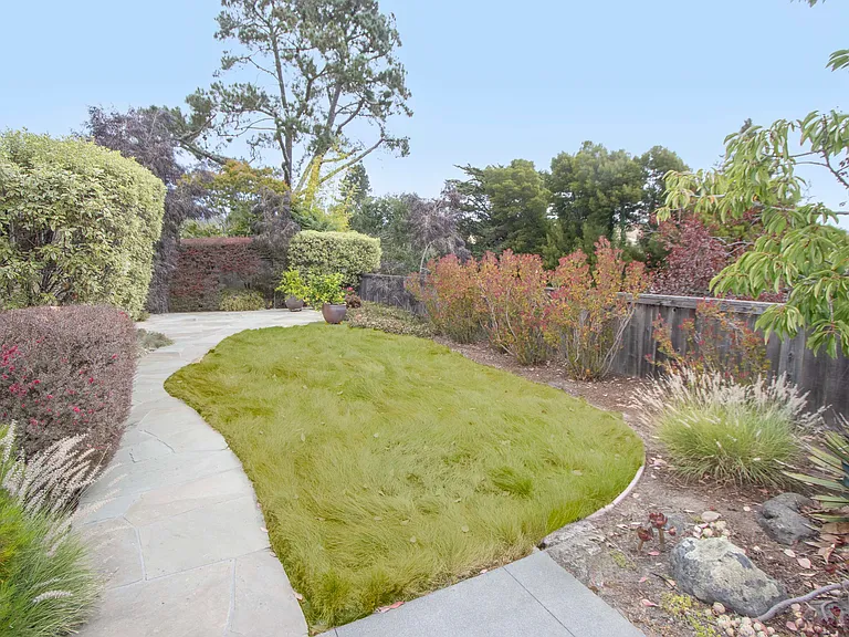 8 Azalea Dr — Photo 10