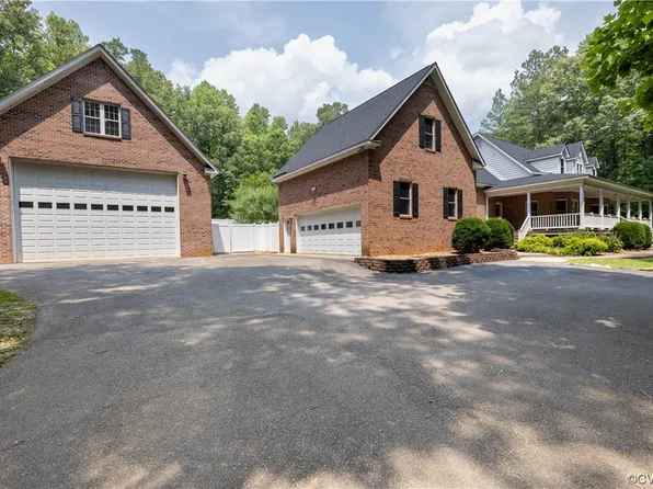 10889 Redfield Dr, Amelia Court House, VA 23002