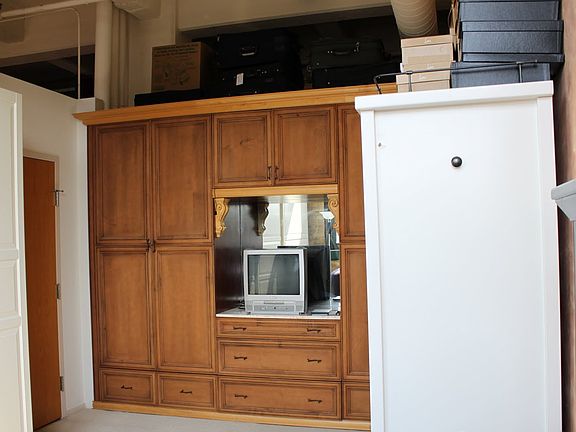 Bedroom w/ custom built-in closet