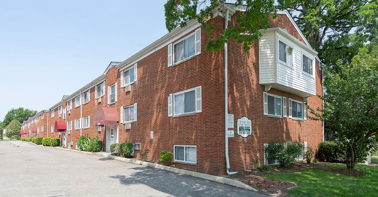 Colonial Club Apartments — Photo 1