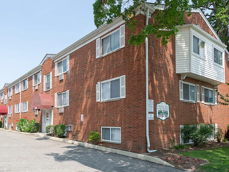 Colonial Club Apartments — Photo 1