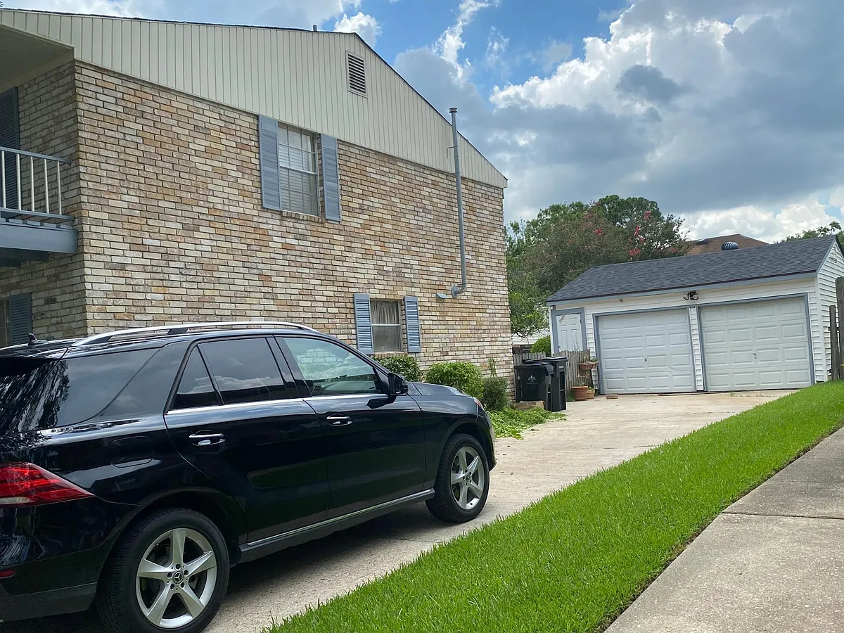 two car garage and long driveway - 3611 Rue Andree