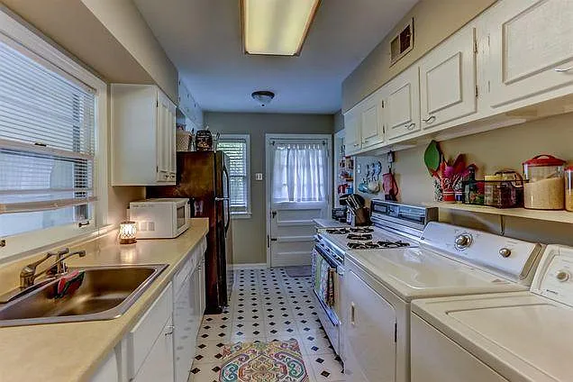 1233 Whitewater Rd — Photo 4