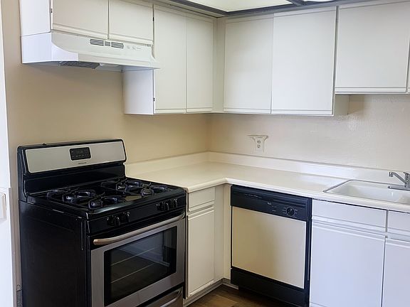 3rd image of 2324 N Catalina St #H