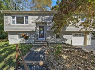 8 Mountain View Ter, Sparta, NJ 07871