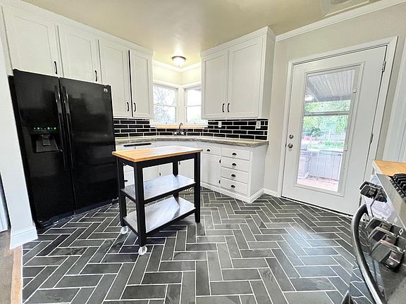 3rd image of 2941 Hilltop Dr