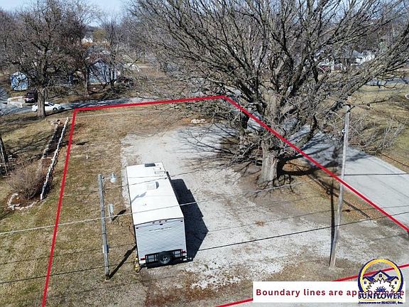 5th image of 401 Kickapoo St