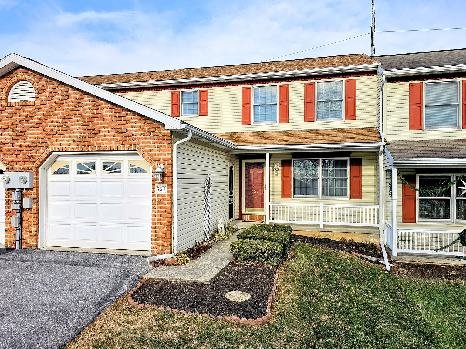 3 bed, 2.5 bath, 1456 sqft, $1,695 — Photo 1