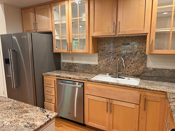 5th image of 269 Hillcrest Cir