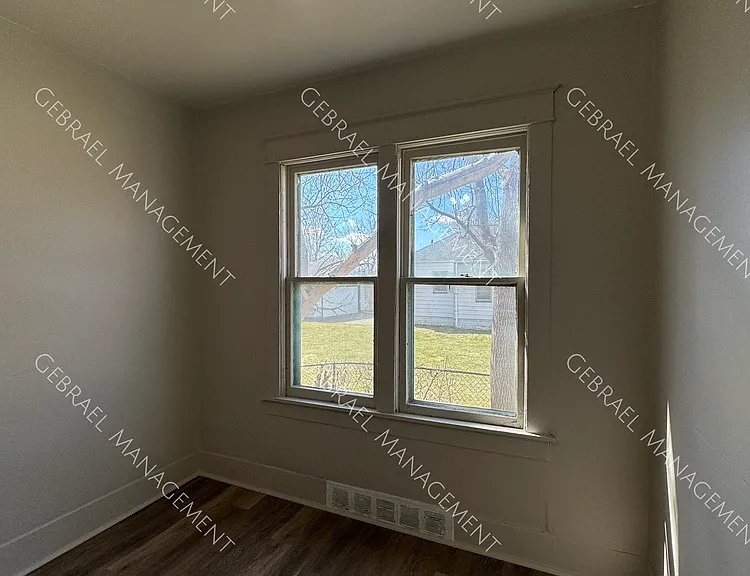 726 E York Ave — Photo 11