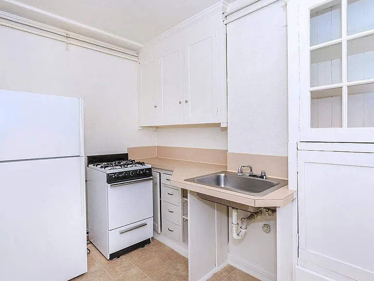 Charlesgate Apartments - Vintage Studios — Photo 8