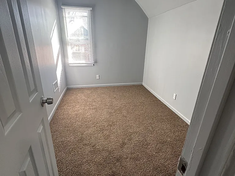 558 Holbrook Ave — Photo 14