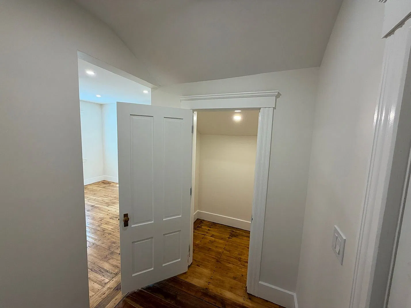 Sunny 1 Bedroom in Beautiful Victorian — Photo 3