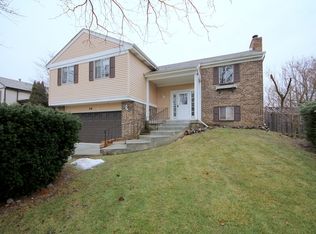 14 Monterey Dr, Vernon Hills, IL 60061