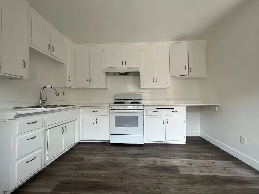 2 bed, 1.0 bath, 875 sqft, $2,400 — Photo 4