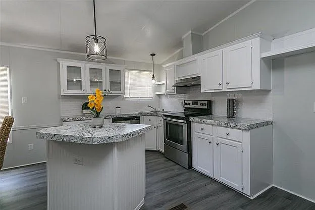 15052 Robin Rd — Photo 2