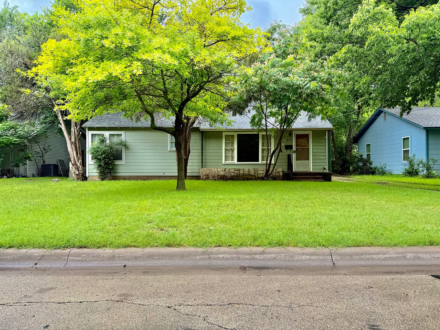 3 bed, 1048 sqft, $1,750 — Photo 2
