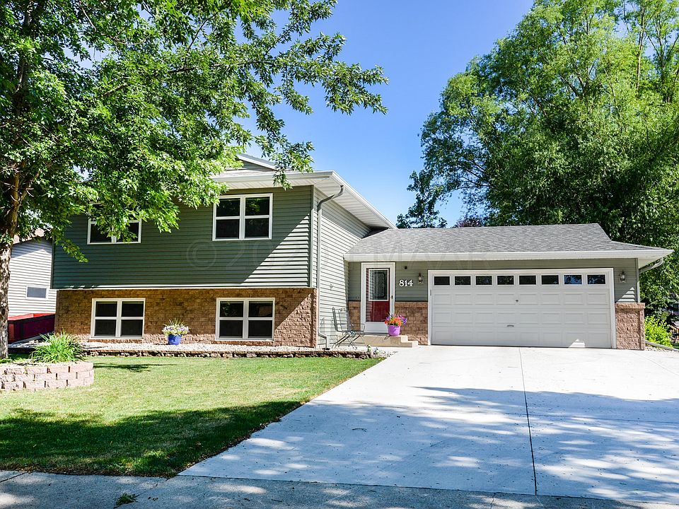 1st image of 814 8th Ave E