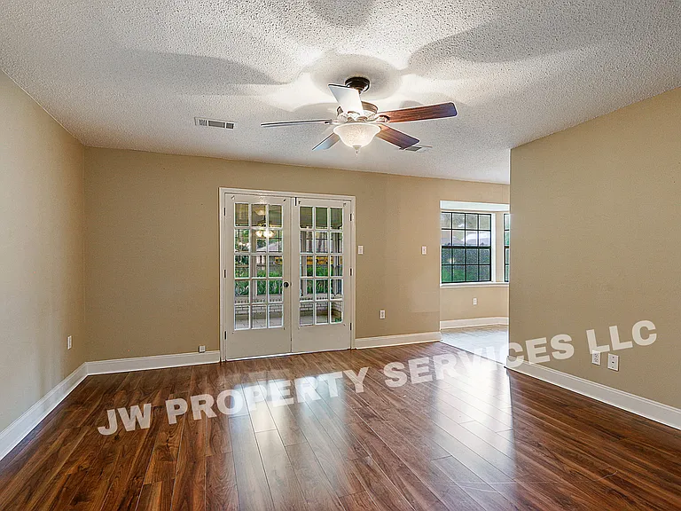 1915 S Jahncke Ave — Photo 3