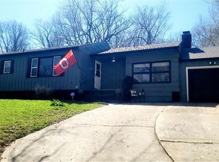 8518 Sleepy Hollow Rd, Kansas City, MO 64114