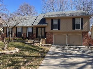 405 NE Noeleen Ln, Lees Summit, MO 64086